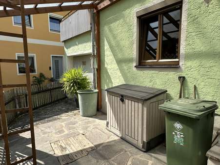 Kleiner Freisitz vor dem Haus Kleiner Freisitz vor dem Haus - Einfamilienhaus in 93164 Laaber mit 125m² kaufen