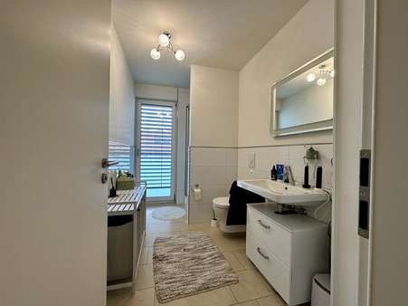 Badezimmer mit Duschwanne - Galerie in 93055 Regensburg mit 55m² kaufen