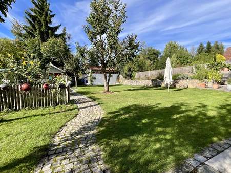 Blick in den Garten Blick in den Garten - Einfamilienhaus in 93128 Regenstauf mit 190m² kaufen