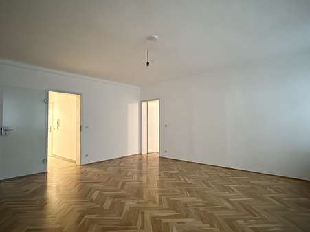 Wohnzimmer Wohnzimmer - Etagenwohnung in 93047 Regensburg mit 84m² kaufen