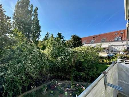 Blick vom Balkon - Etagenwohnung in 93057 Regensburg mit 71m² kaufen