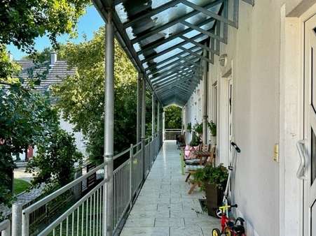Laubengang zur Wohnung - Etagenwohnung in 93057 Regensburg mit 71m² kaufen