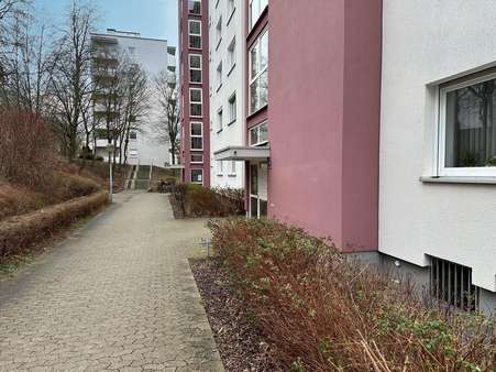 Blick zum Hauseingang - Etagenwohnung in 93051 Regensburg mit 70m² kaufen