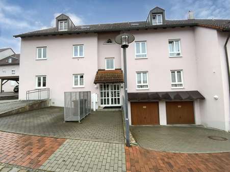 Außenansicht mit Garage - Erdgeschosswohnung in 92526 Oberviechtach mit 74m² kaufen