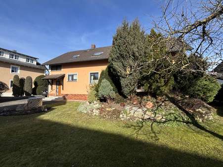 Wohnhausansicht und Garten - Zweifamilienhaus in 92421 Schwandorf mit 165m² kaufen
