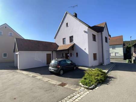 Ansicht mit Eingang und Garage - Mehrfamilienhaus in 92540 Altendorf mit 84m² kaufen