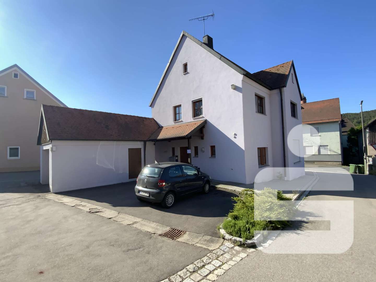 Ansicht mit Eingang und Garage Ansicht mit Eingang und Garage - Mehrfamilienhaus in 92540 Altendorf mit 84m² kaufen