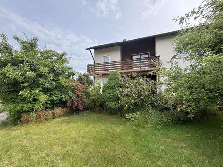 Wohnhaus und Garten Wohnhaus und Garten - Zweifamilienhaus in 92536 Pfreimd mit 200m² kaufen