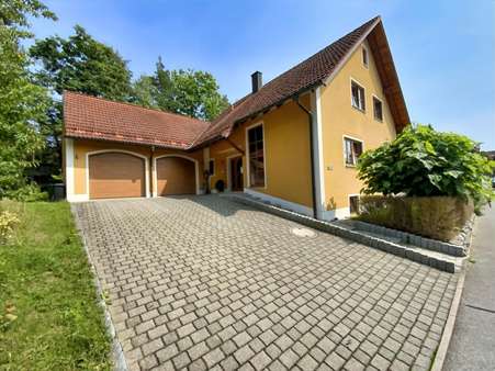 Ansicht mit Garage - Einfamilienhaus in 92442 Wackersdorf mit 142m² kaufen