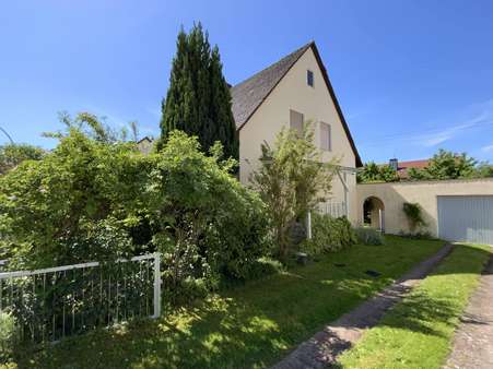 Ansicht mit Eingang und Garage Ansicht mit Eingang und Garage - Einfamilienhaus in 92536 Pfreimd mit 87m² kaufen