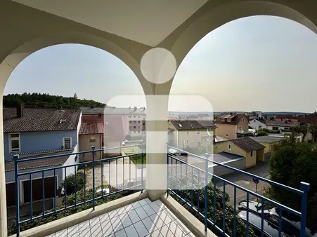 Ideal aufgeteilt, 2 Balkone & schöner Blick!