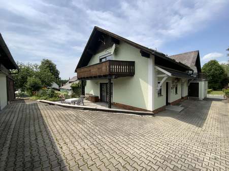 Hof mit Terrasse - Zweifamilienhaus in 92539 Schönsee mit 260m² kaufen