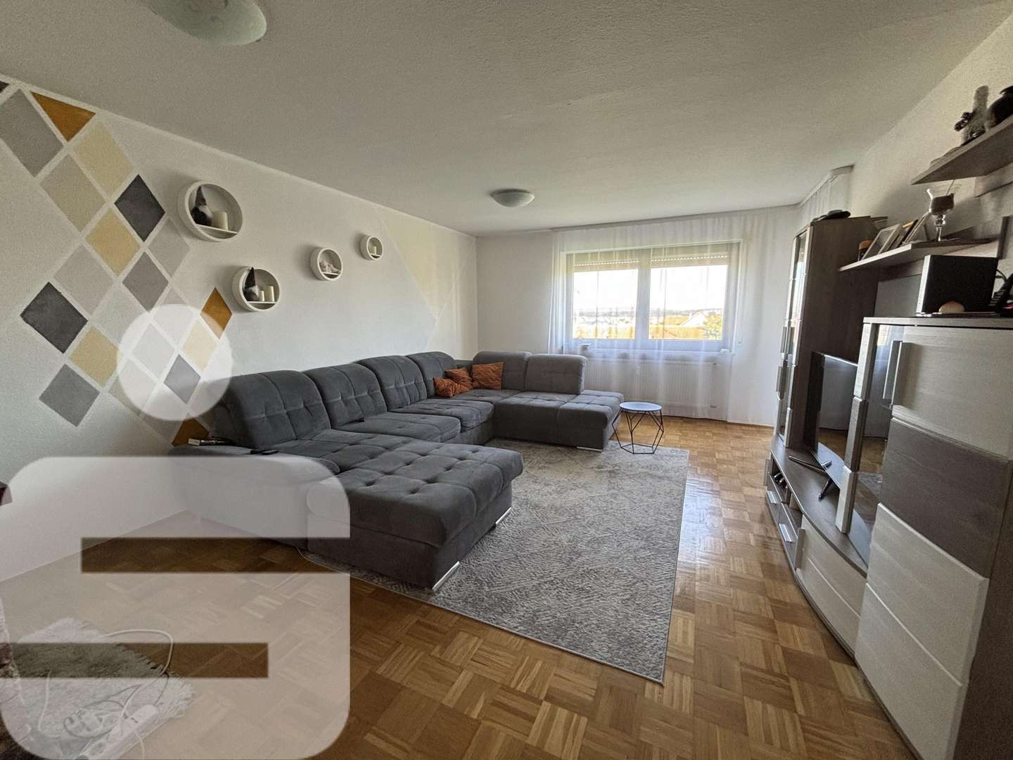 Großzügiges Wohnzimmer - Etagenwohnung in 92421 Schwandorf mit 83m² kaufen