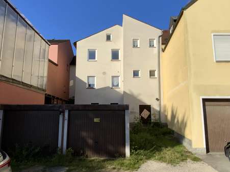 Hinteransicht mit Garagen Hinteransicht mit Garagen - Sonstige in 93133 Burglengenfeld mit 110m² kaufen