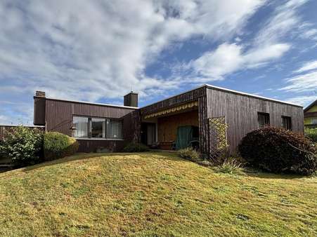 Wohnhausansicht und Garten - Einfamilienhaus in 92526 Oberviechtach mit 150m² kaufen