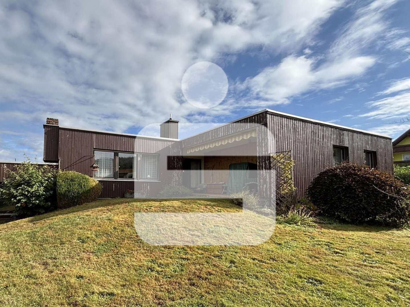 Wohnhausansicht und Garten - Einfamilienhaus in 92526 Oberviechtach mit 150m² kaufen