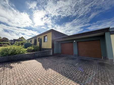 Wohnhaus und Doppelgarage - Einfamilienhaus in 92526 Oberviechtach mit 150m² kaufen