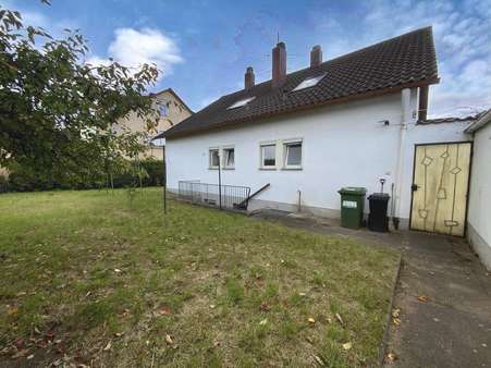 Ansicht und Garten Ansicht und Garten - Einfamilienhaus in 92421 Schwandorf mit 145m² kaufen