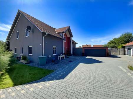 Wohnhaus mit Eingang und Garage - Einfamilienhaus in 92507 Nabburg mit 330m² kaufen