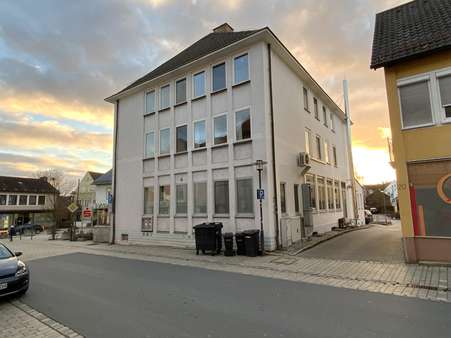 Straßenseiten Hofeinfahrt - Büro in 92521 Schwarzenfeld mit 172m² mieten