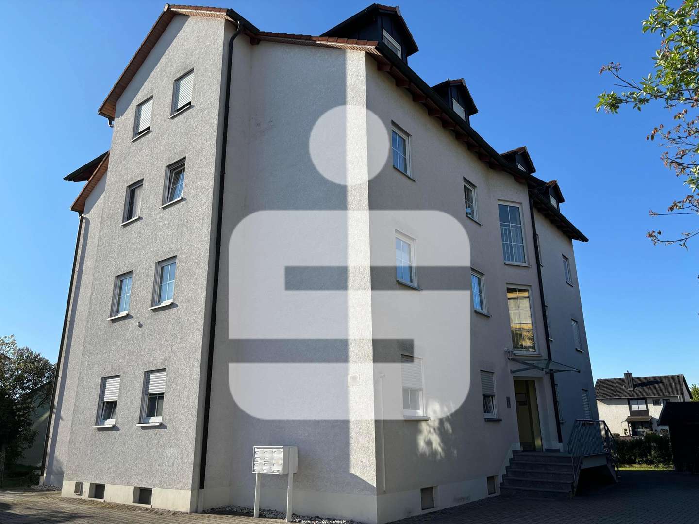 Ansicht Mehrfamilienhaus - Dachgeschosswohnung in 92421 Schwandorf mit 75m² kaufen