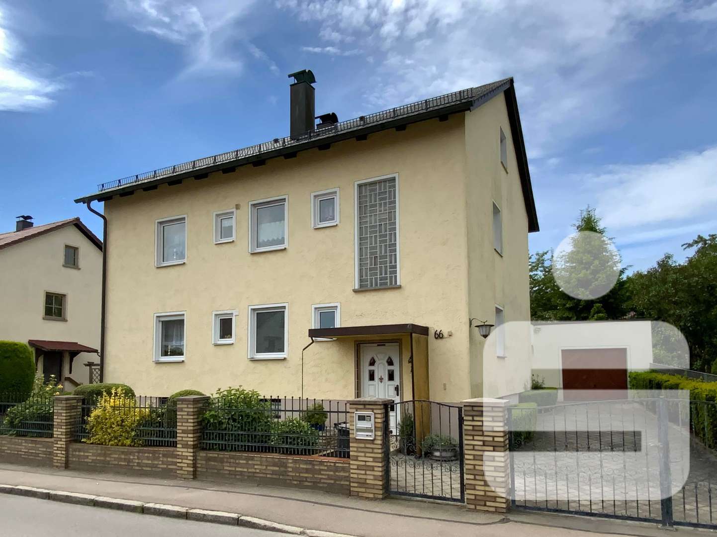 Ansicht mit Eingang und Garage - Zweifamilienhaus in 92421 Schwandorf mit 155m² kaufen