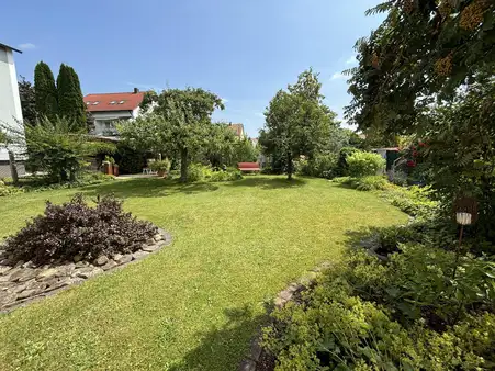 EINZIEHEN & WOHLFÜHLEN! Top gepflegt mit herrlichem Garten