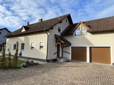 Hauseingang mit Garagen - Einfamilienhaus in 93309 Kelheim mit 170m² kaufen