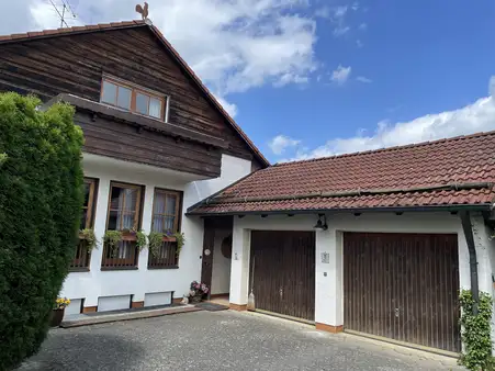 Großzügiges Einfamilienhaus mit Einliegerwohnung, Wintergarten und Baugrundstück in Ihrlerstein