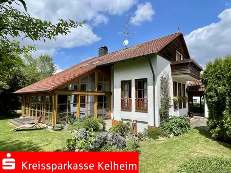 Großzügiges Einfamilienhaus mit Einliegerwohnung, Wintergarten und Baugrundstück in Ihrlerstein