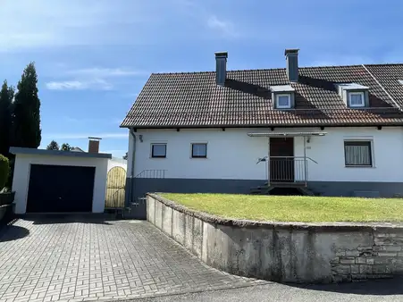 Gepflegte Doppelhaushälfte in Kelheim-Affecking