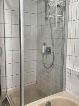 Badezimmer mit Badewanne und Dusche Badezimmer mit Badewanne und Dusche - Erdgeschosswohnung in 93326 Abensberg mit 63m² kaufen