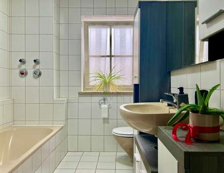 Badezimmer mit Badewanne und Dusche Badezimmer mit Badewanne und Dusche - Erdgeschosswohnung in 93326 Abensberg mit 63m² kaufen