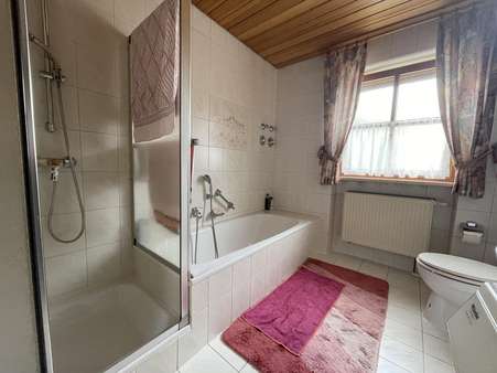 Badezimmer mit Badewanne - Erdgeschosswohnung in 93333 Neustadt mit 83m² kaufen