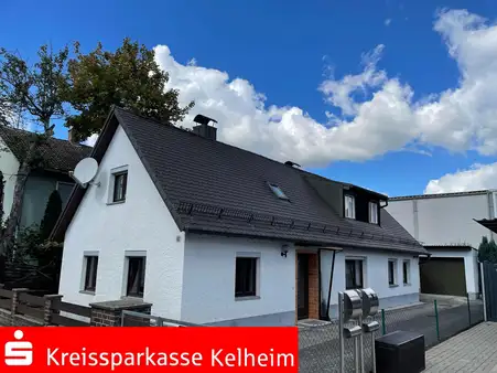 Einfamilienhaus mit Garage und Nebengebäude in Abensberg