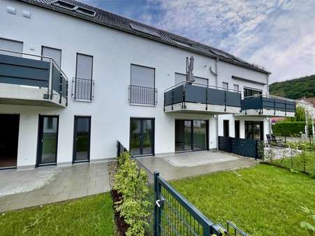 Außenansicht mit Gartenanteil Außenansicht mit Gartenanteil - Erdgeschosswohnung in 93342 Saal mit 67m² kaufen