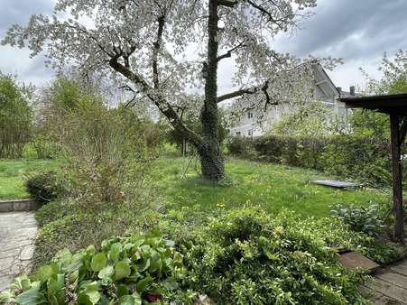 Blick in den Garten - Zweifamilienhaus in 93309 Kelheim mit 180m² kaufen