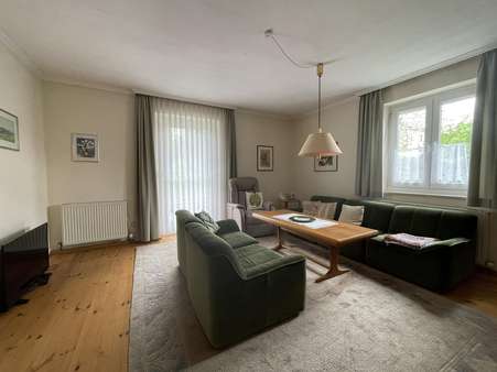 Wohnzimmer im Erdgeschoss - Zweifamilienhaus in 93309 Kelheim mit 180m² kaufen