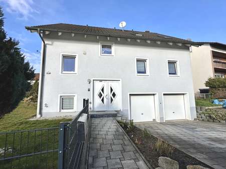 Hauseingang mit Garagen - Zweifamilienhaus in 93133 Burglengenfeld mit 200m² kaufen