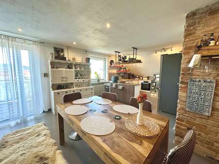 Essbereich mit Blick in die Küche - Dachgeschosswohnung in 93128 Regenstauf mit 101m² kaufen