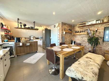 Essbereich mit Blick in die Küche - Dachgeschosswohnung in 93128 Regenstauf mit 101m² kaufen