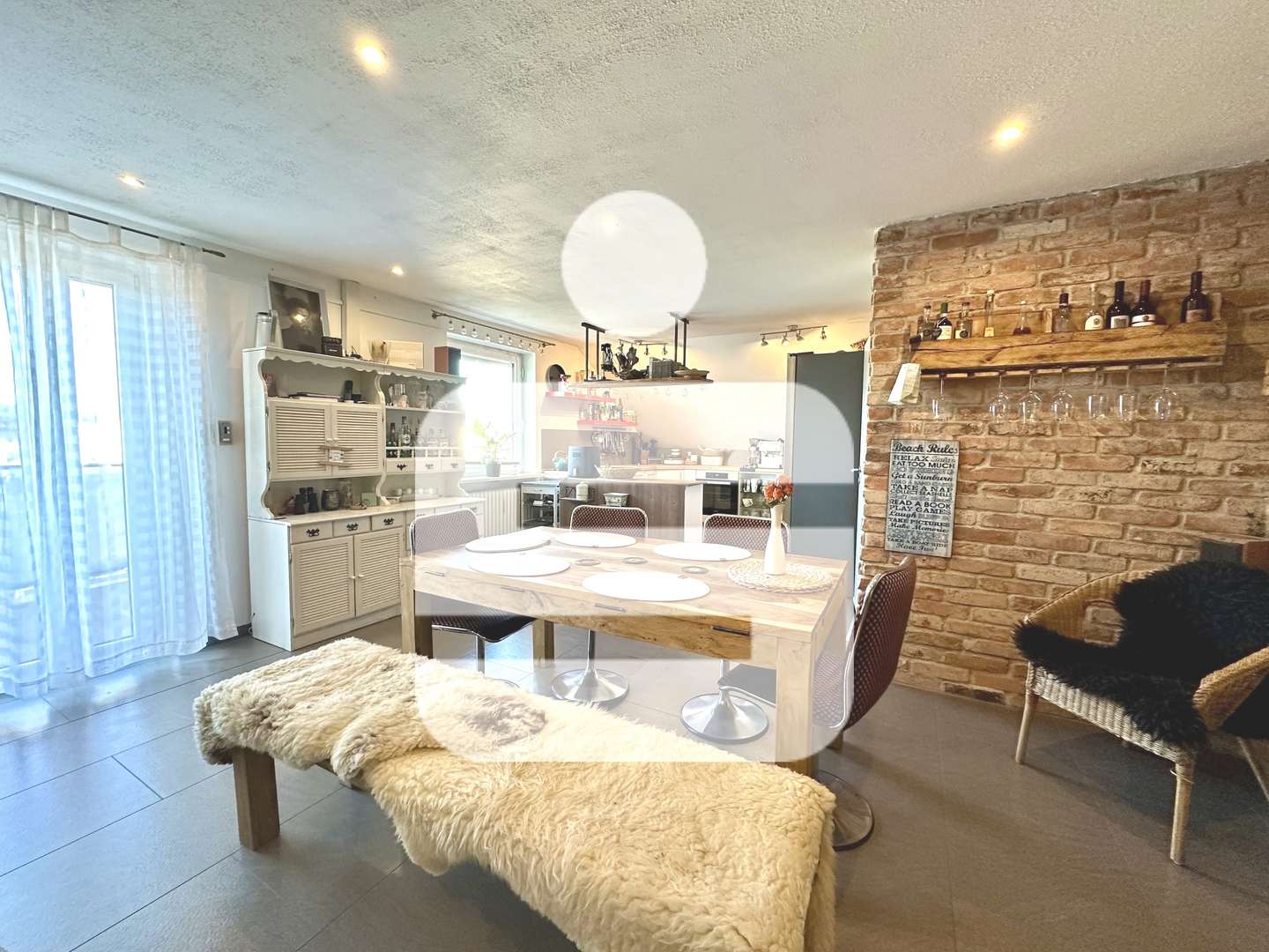 Essbereich mit Blick in die Küche - Dachgeschosswohnung in 93128 Regenstauf mit 101m² kaufen