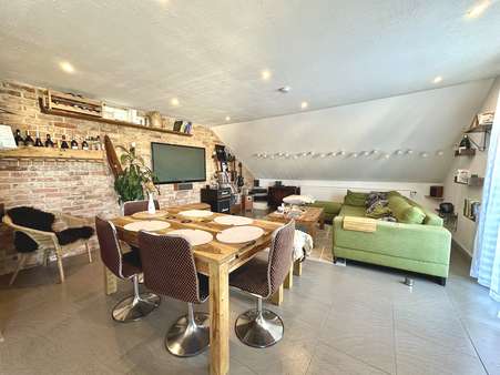 Wohn-/Esszimmer - Dachgeschosswohnung in 93128 Regenstauf mit 101m² kaufen