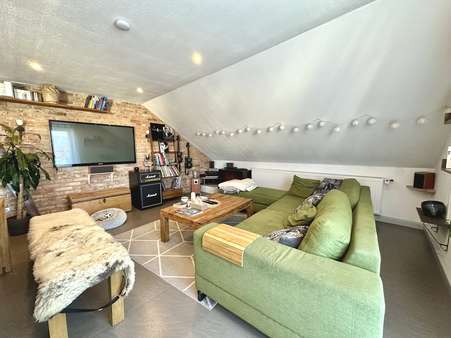 Wohnzimmer - Dachgeschosswohnung in 93128 Regenstauf mit 101m² kaufen