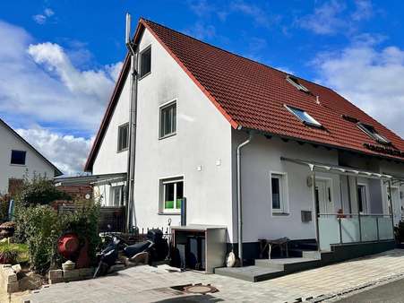 Außenansicht Außenansicht - Doppelhaushälfte in 92224 Amberg mit 124m² kaufen