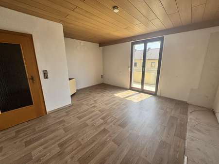 Wohnzimmer - Etagenwohnung in 92237 Sulzbach-Rosenberg mit 74m² kaufen