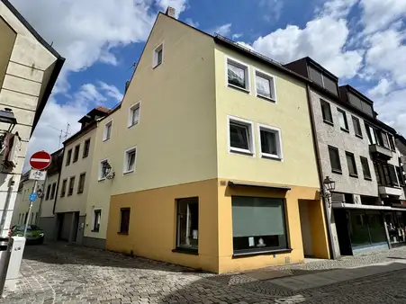 Investieren, wo Geschichte atmet: Mehrfamilienhaus mit Gewerbe in begehrter Lage von Amberg!