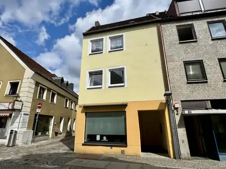 Investieren, wo Geschichte atmet: Mehrfamilienhaus mit Gewerbe in begehrter Lage von Amberg!
