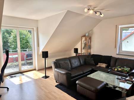 Wohnzimmer mit Balkonzugang Wohnzimmer mit Balkonzugang - Dachgeschosswohnung in 92224 Amberg mit 60m² kaufen
