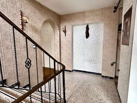 Flur mit Treppenaufgang Flur mit Treppenaufgang - Doppelhaushälfte in 92224 Amberg mit 141m² kaufen